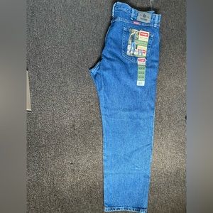 NEW WRANGLER JEANS AFFORDABLE PRICE REGULAR FIT 42x29 DURABLE COMFORTABLE